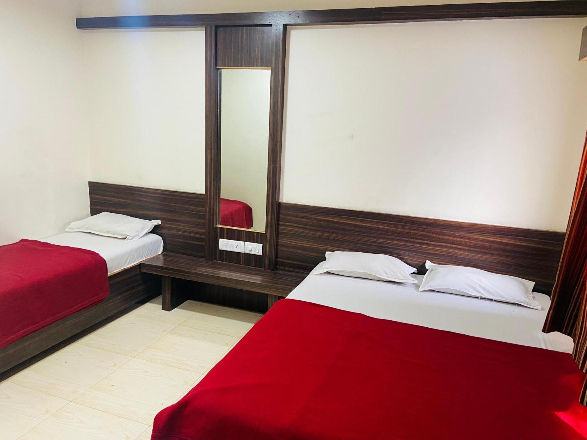 Hotel Sai Bhawani Shirdi Ngoại thất bức ảnh